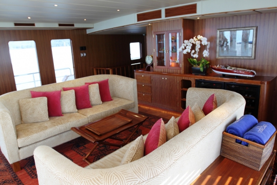 Motor Yacht Northern Sun for charter - main salon aft