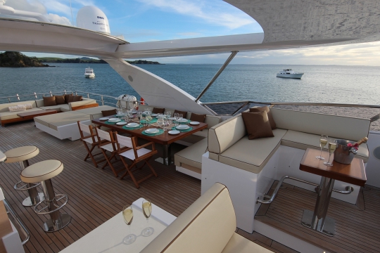 Motor Yacht Estel - sundeck dining and bar