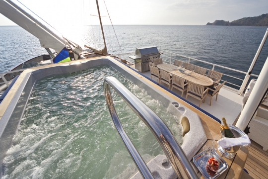 Motor Yacht Seawolf - upper deck jacuzzi