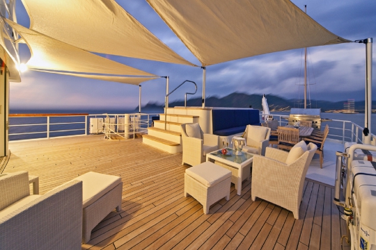 Motor Yacht Seawolf - upper deck evening