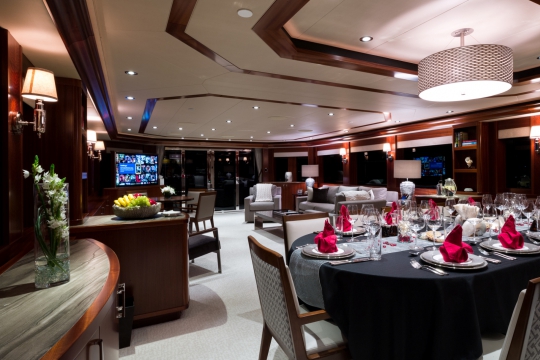 Motor Yacht W - saloon dining table