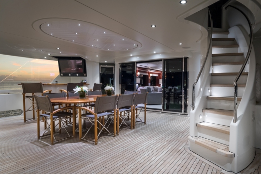 Motor Yacht W - alfresco dining