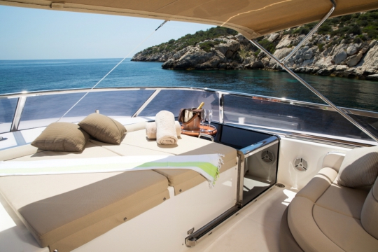 Motor Yacht Vogue - flybridge seating