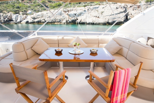 Motor Yacht Vogue - flybridge dining