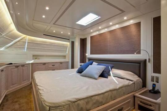 Motor Yacht SD92 for sale - guest cabin