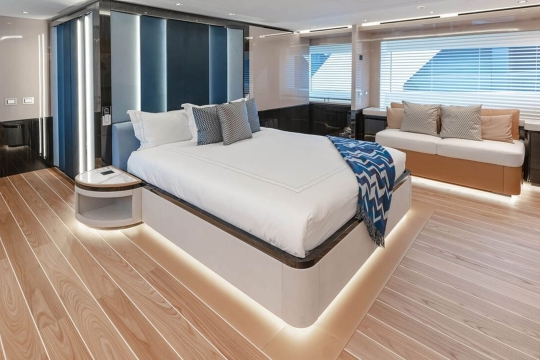 Dopamine Mangusta Gransport 33 for sale - master stateroom