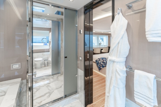 Dopamine Mangusta Gransport 33 for sale - master bathroom