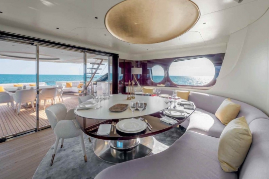 Shabby Azimut Grande Trideck for sale - upper deck salon 3