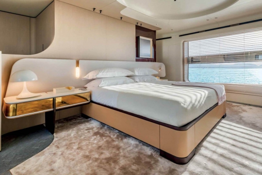 Shabby Azimut Grande Trideck for sale - master stateroom