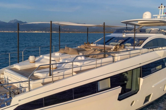 H Azimut 32 Metri for sale - foredeck 2