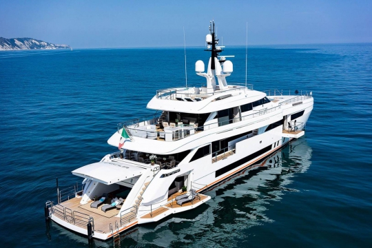 Stern Wider Yachts for sale - at anchor 3