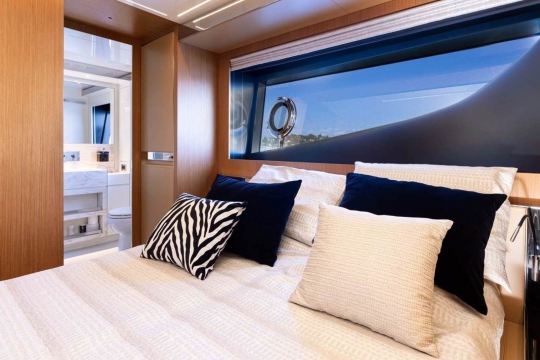 Flying Visit Riva 100 Corsaro for sale - guest stateroom 2