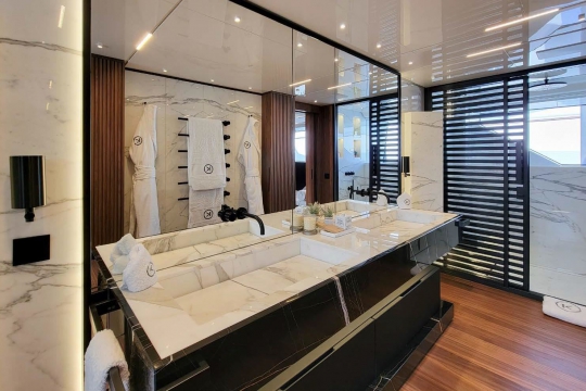 KAMAKASA - Sanlorenzo Alloy 44 yacht for sale - Master Bathroom