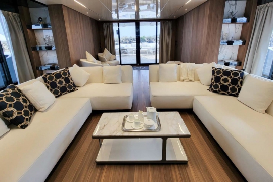 KAMAKASA - Sanlorenzo Alloy 44 yacht for sale - Main Deck Salon 2