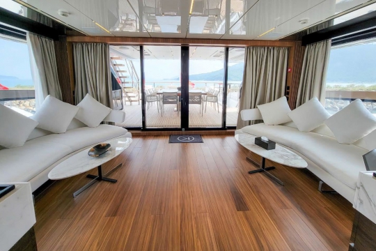 KAMAKASA - Sanlorenzo Alloy 44 yacht for sale - Upper Deck Salon 2