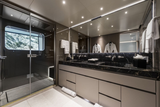 Kinda Tankoa yacht for sale - Master Bathroom