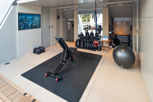 Book Ends Heesen yacht for sale - Beach Club and Gym