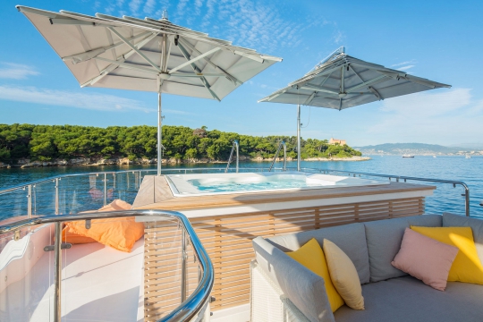 Motor Yacht Dyna® Benetti for charter - sun deck jacuzzi