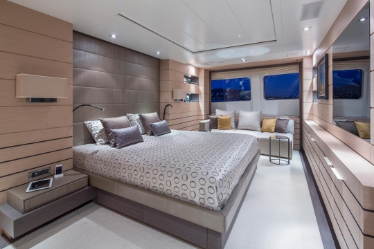 Motor Yacht Dyna Benetti for charter - master cabin