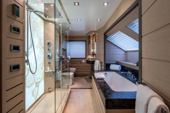 Motor Yacht Dyna Benetti for charter - master bathroom