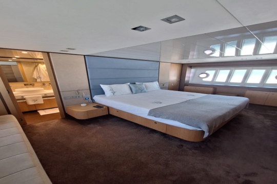 White Swan - Ferretti 960 for sale - VIP Stateroom