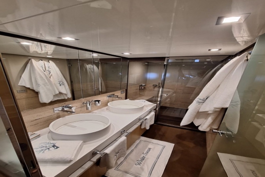 White Swan - Ferretti 960 for sale - VIP Bathroom 1