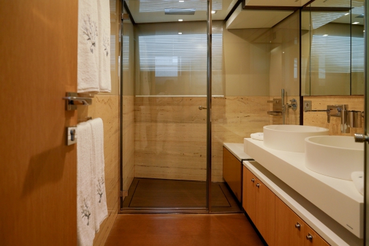 White Swan - Ferretti 960 for sale - Master Bathroom 1