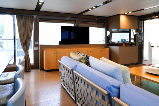 White Swan - Ferretti 960 for sale - Main deck salon 2