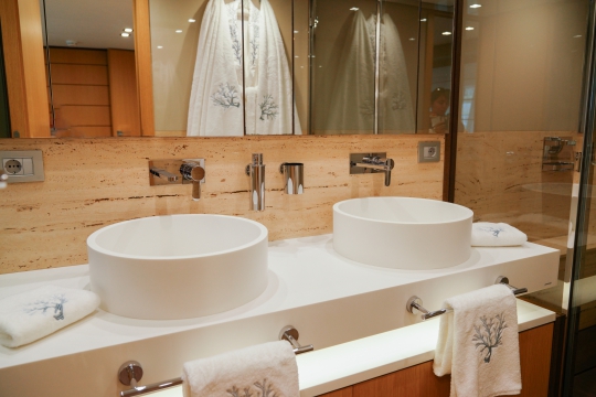 White Swan - Ferretti 960 for sale - VIP Bathroom