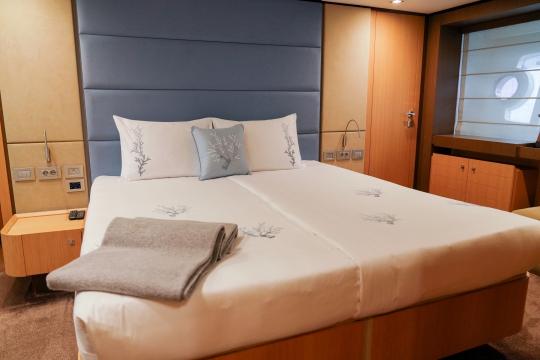 White Swan - Ferretti 960 for sale - VIP Stateroom 1