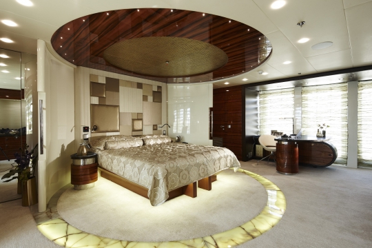 Motor Yacht E&E for charter - master cabin