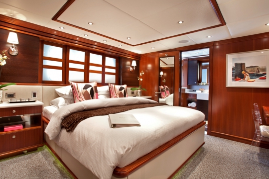 Motor Yacht Blind Date - guest cabin