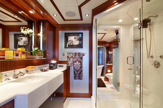 Motor Yacht Blind Date - master bath