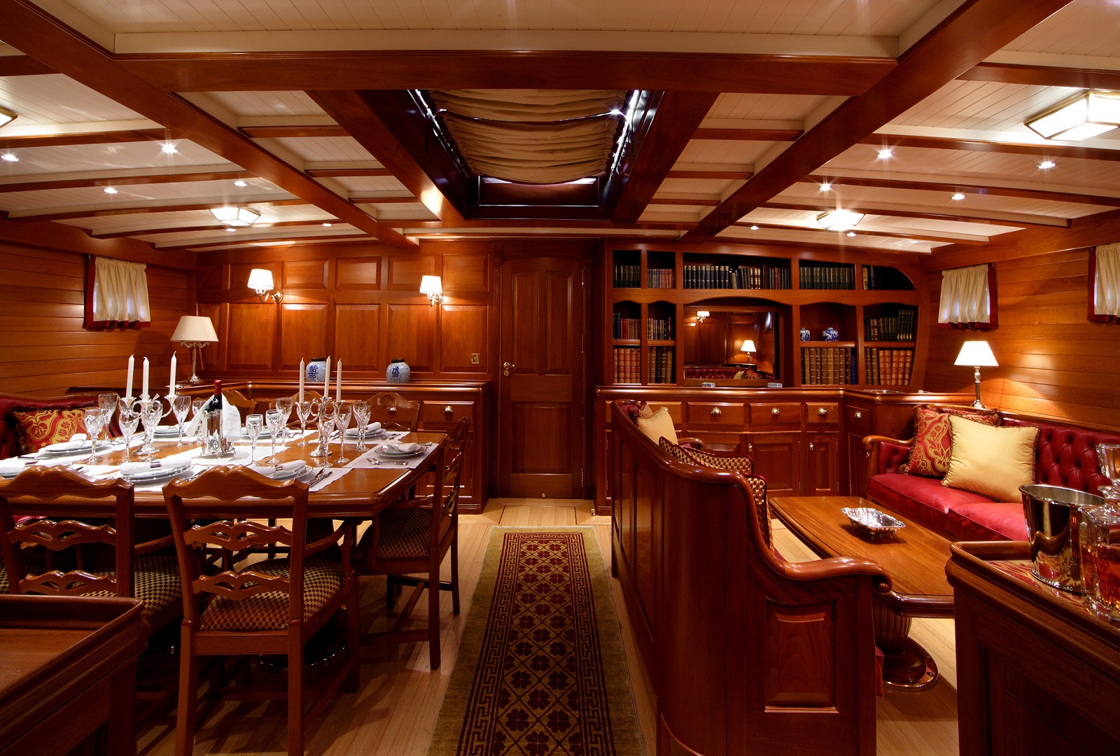 650-yacht-motor-yacht-elena-dining-room-and-salon-jpg-1600x1080.jpg